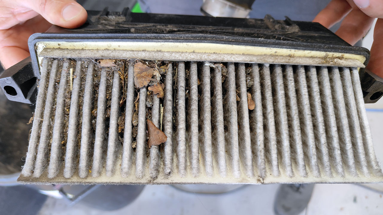 Filtro de aire de un 4x4 sucio y obstruido.
