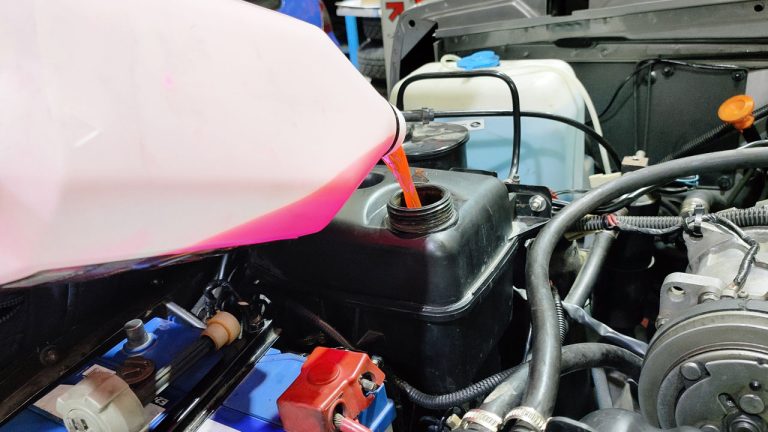 Revisión y cambio del líquido refrigerante del motor.